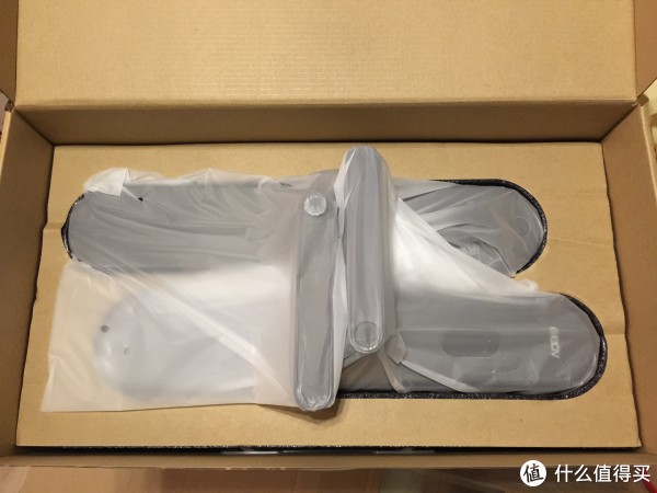 打开箱子有塑料保护套包着