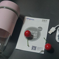 东菱便携榨汁机外观展示(瓶盖|接口|充电头|刀片|瓶身)