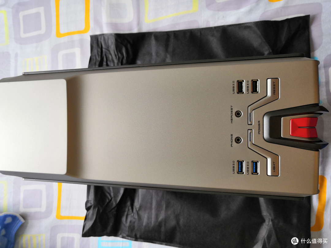顶部为二组USB3.0 USB2.0 耳机接口  耳机接口下方左侧为灯光 右侧为重启下方为电源键