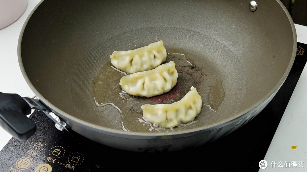 锅的评测来一发（下篇）：不粘锅到底好在哪儿？这组对比试验告诉你！