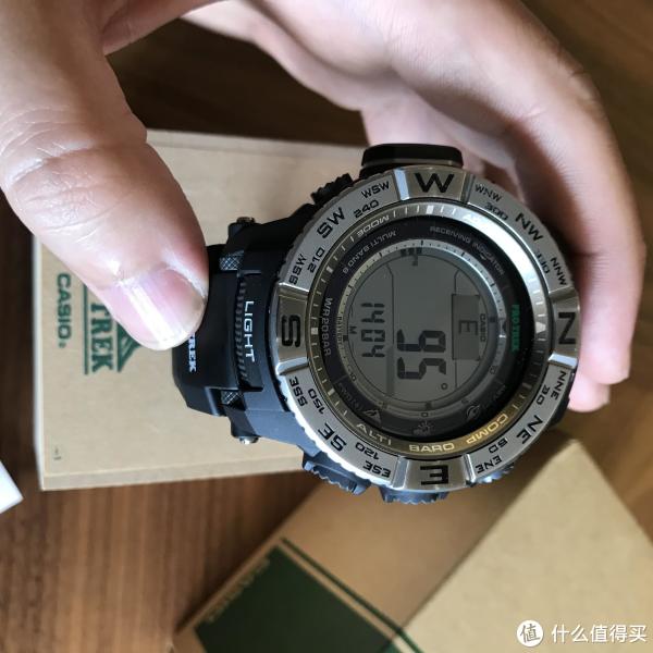 右边第一个按钮，指北针功能，速度挺快，按下去立马就出来了。