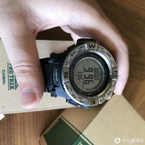 气压和温度，都说温度不准，刚摘下来的时候确实不准。不过后来测试了几次静置一段时间之后测温，数据还算靠谱。
