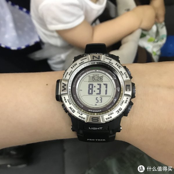 天气比较暗的时候拍比较明显，有点香槟金的感觉，四个方向位置打磨比较有高级感。
