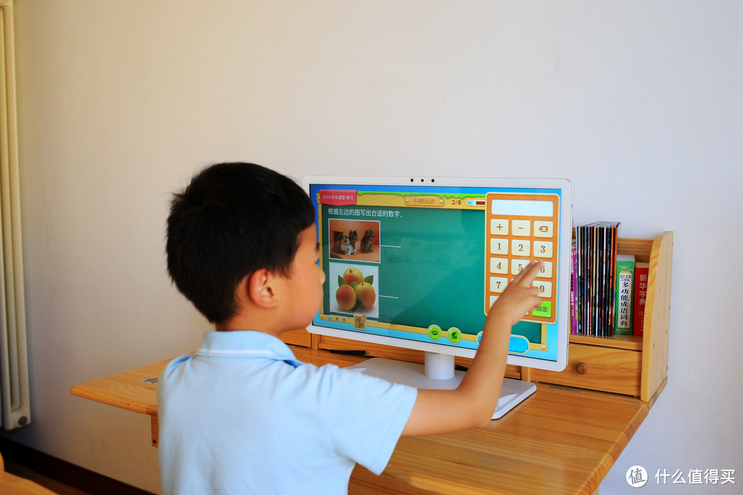 新视家R1一体机：一台吸引孩子主动学习的家教机