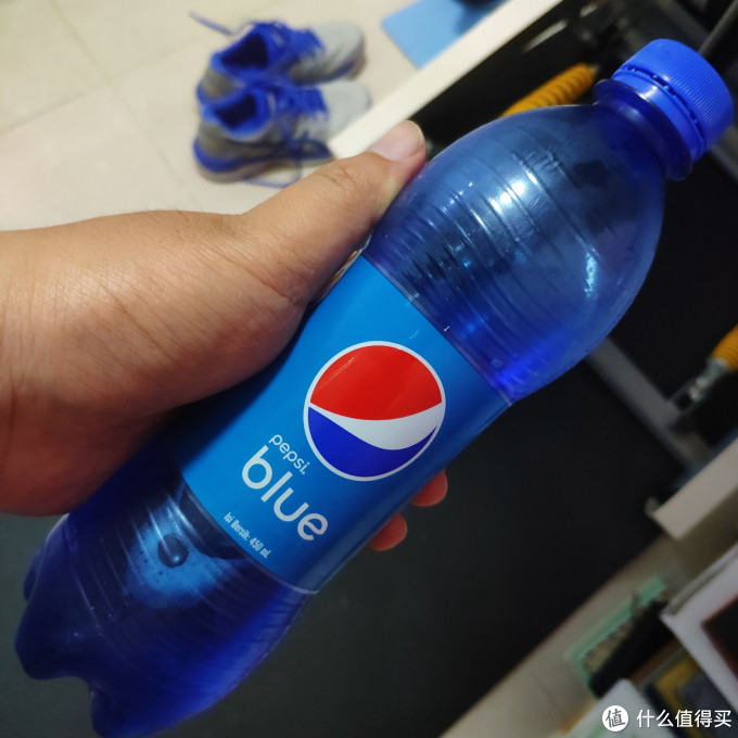 这个蓝可乐里面含有磷酸,可以确认是可乐而不是蓝色美年达.