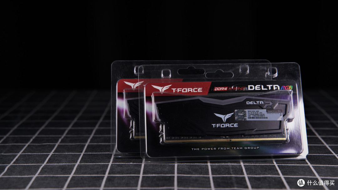 十铨(Team) DELTA RGB系列 DDR4 3000