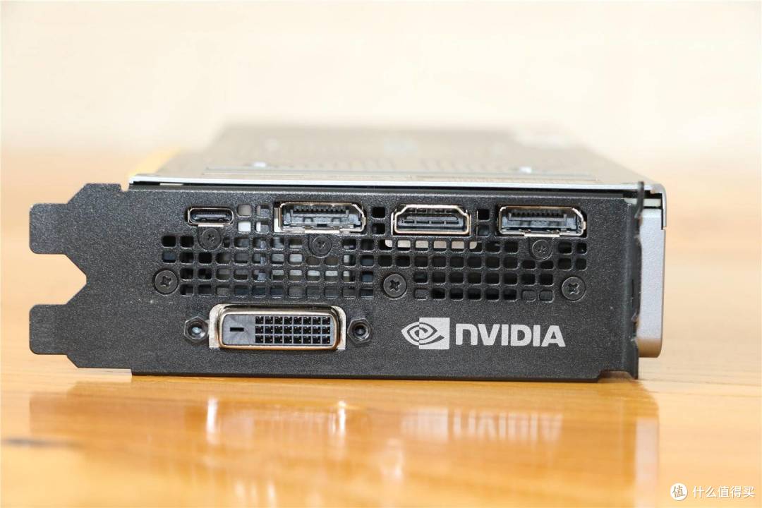 RTX2070显卡拥有DVI*1、HDMI*1、DP*2、TYPE-C*1等丰富的接口，无论是组多屏显示，还是扩展VR外设，都能够得心应手。