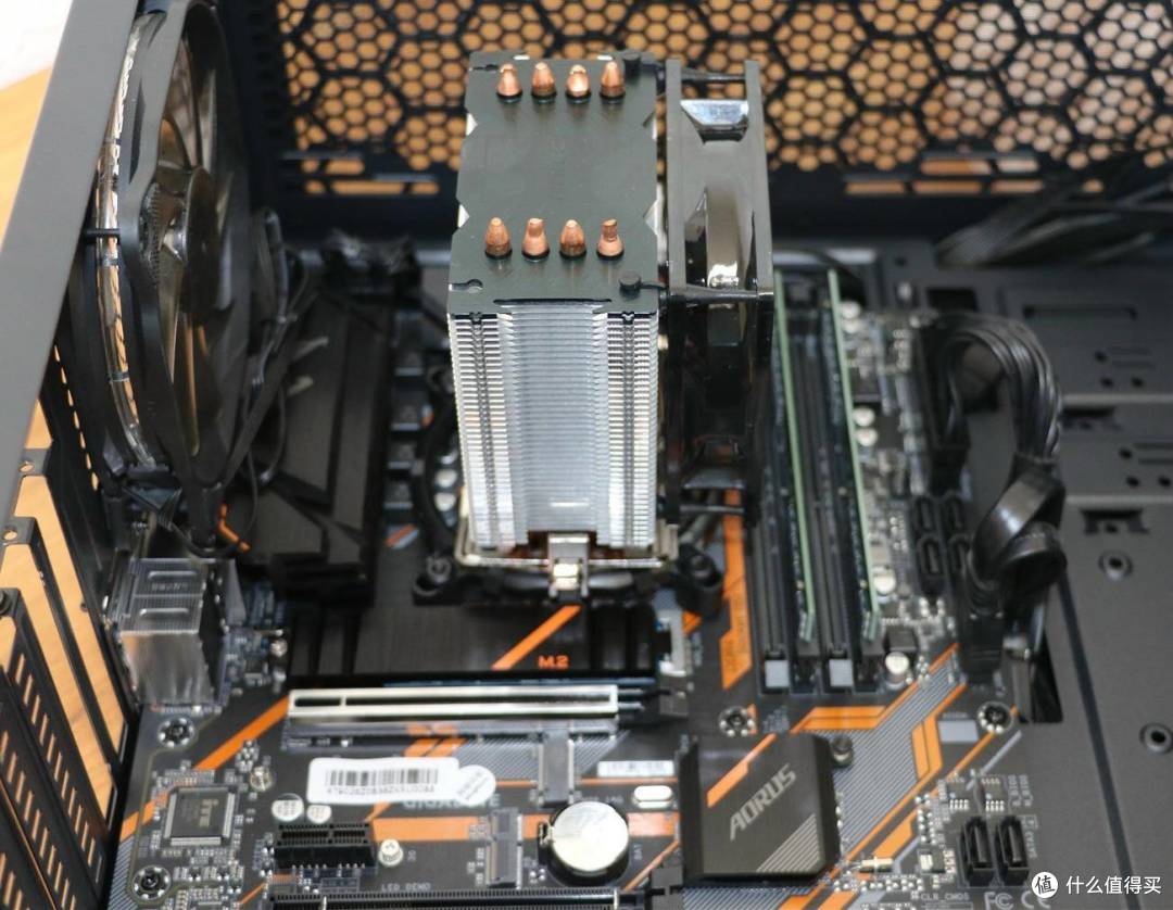 B360M AORUS PRO采用了4+2相供电电路，24针ATX+8针EPS供电接口，供电区域、芯片组以及M.2插槽都覆盖了大面积的金属散热片，供电和散热方面在这个价位处理的已经非常好了