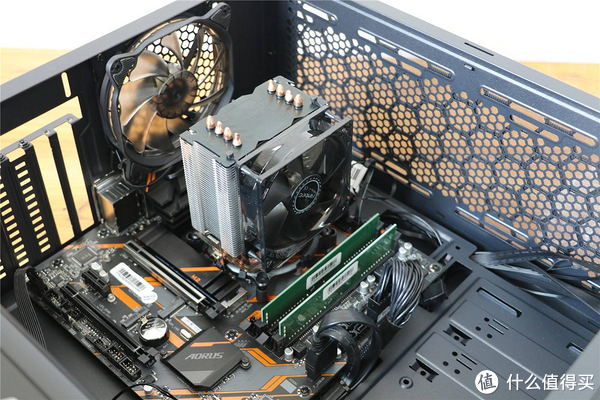 技嘉B360M AORUS PRO是一款Mini-ATX、定位中端的主流全能电竞小板。搭配前面选择的Intel Core i7-9700处理器，在整体性能和成本方面做到了理想的平衡