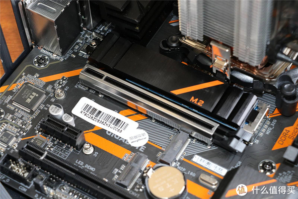显卡插槽周边的金属保护板，足以牢牢支撑RTX 2070那全金属的稳重结构。上方黑色标着M2的就是M2 SSD的厚实散热片，能快速带走固态盘的热量，保证SSD固态盘性能稳定发挥