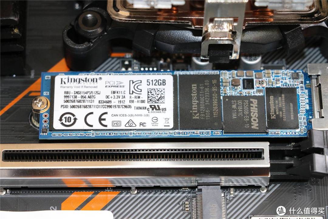 标配了一颗金士顿512GB的M2 NVMe SSD。这个容量，足够你装下自己心爱的3A大作啦