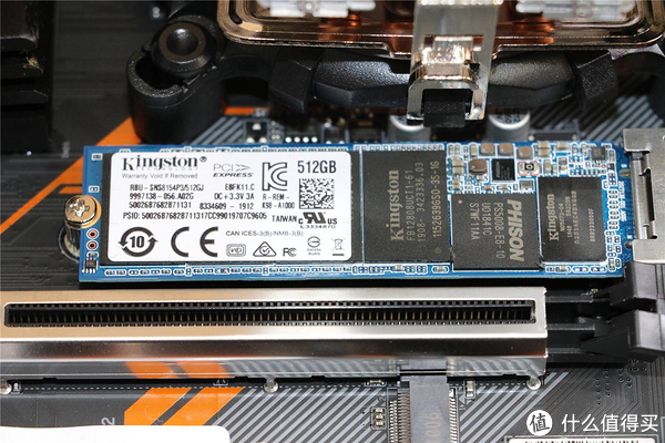 标配了一颗金士顿512GB的M2 NVMe SSD。这个容量，足够你装下自己心爱的3A大作啦