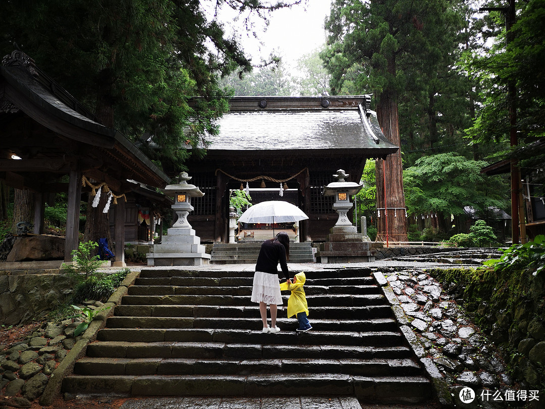 住宿附近的浅间神社，大清早一个人木有，超有感觉