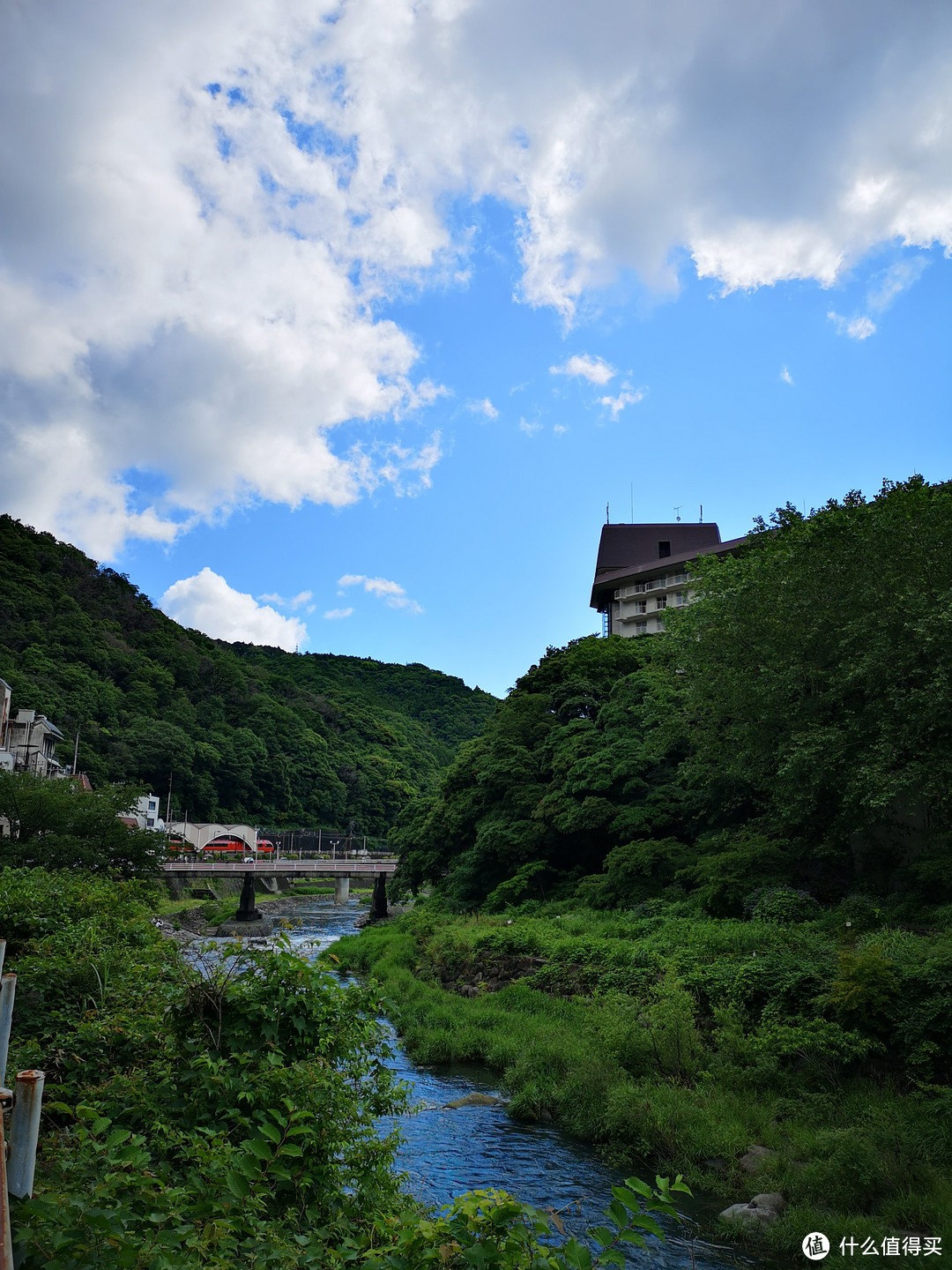 酒店窗前的风景，坐在窗边发发呆是极好的