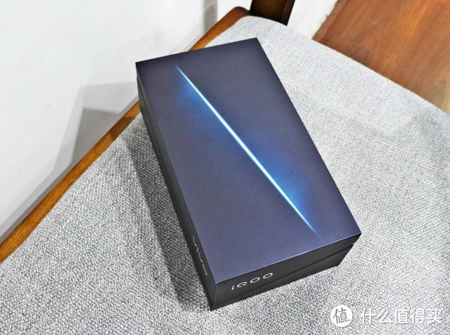 vivo iQOO上手评测：青春活力的颜值还有点小实力