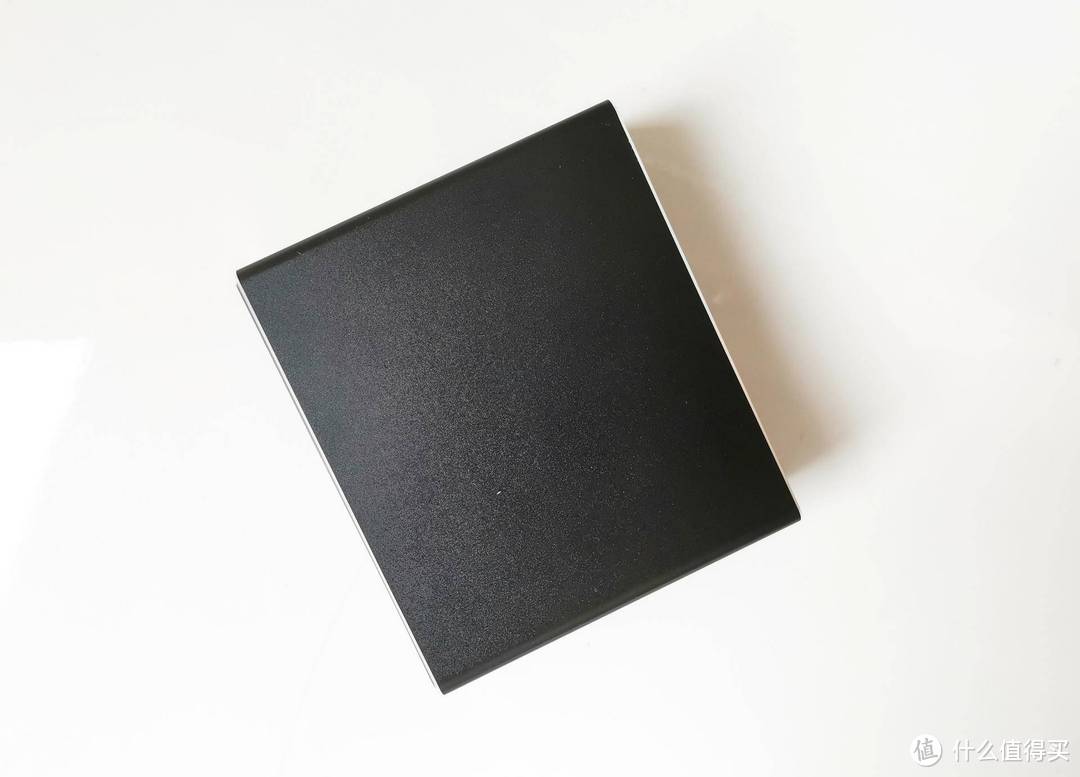 “黑匣子”比较中规中矩，两侧较大点的面板均为黑色，有点黝亮感。