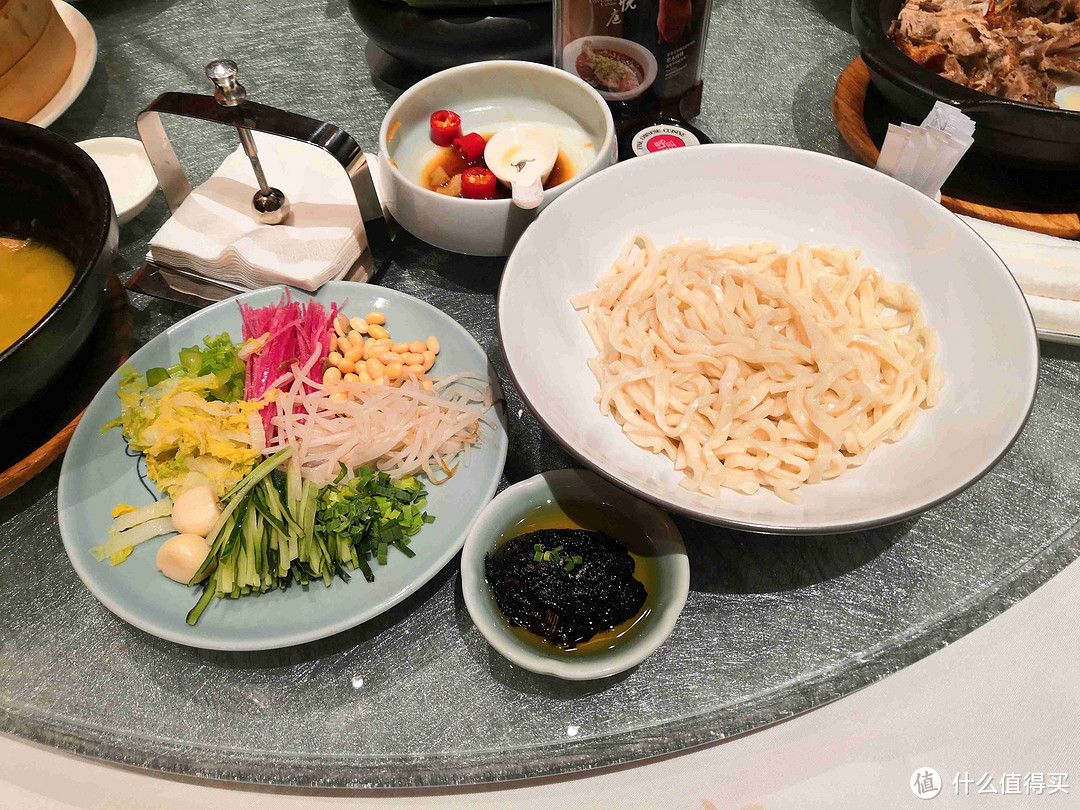 「花悦庭」鸭鸭填的壮，鸭鸭烤的香，吃鸭！