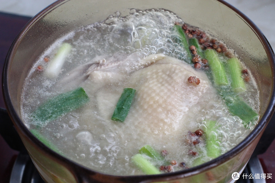 夏天吃鸡腿别炖了，煮一煮拌一拌，香辣嫩滑还不油腻，口水流一地