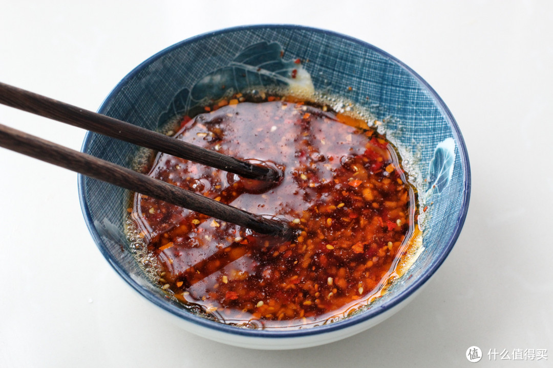 夏天吃鸡腿别炖了，煮一煮拌一拌，香辣嫩滑还不油腻，口水流一地