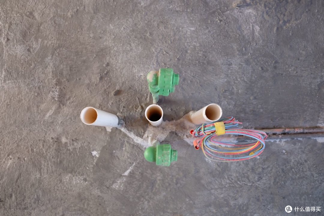 一楼中岛地面的上下水管