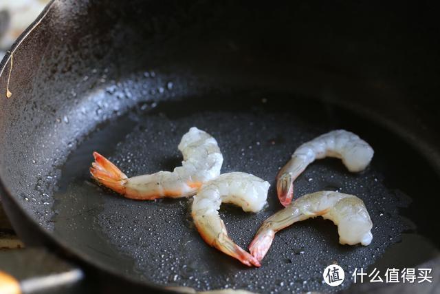 这碗面金灿灿的，味道浓郁香醇，还加了好多海鲜，真的超级美味！