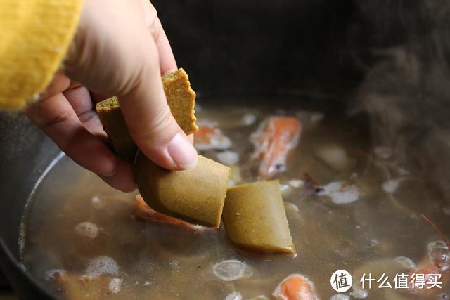 这碗面金灿灿的，味道浓郁香醇，还加了好多海鲜，真的超级美味！