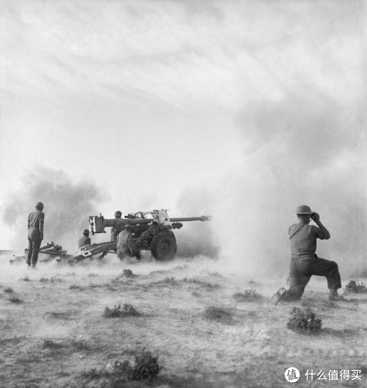 一门正在开火的17磅反坦克炮，安装在了25磅野战炮的炮架上。摄于1943年3月11日的北非，梅德宁之战。