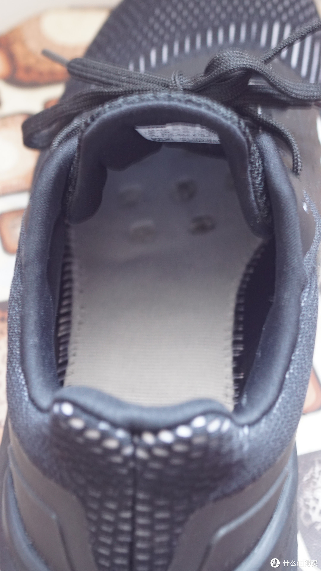 抽掉鞋垫后内部来一张，这几个圆孔不知道是什么用，或许和透气有关？内部走线还算工整细密的样子。