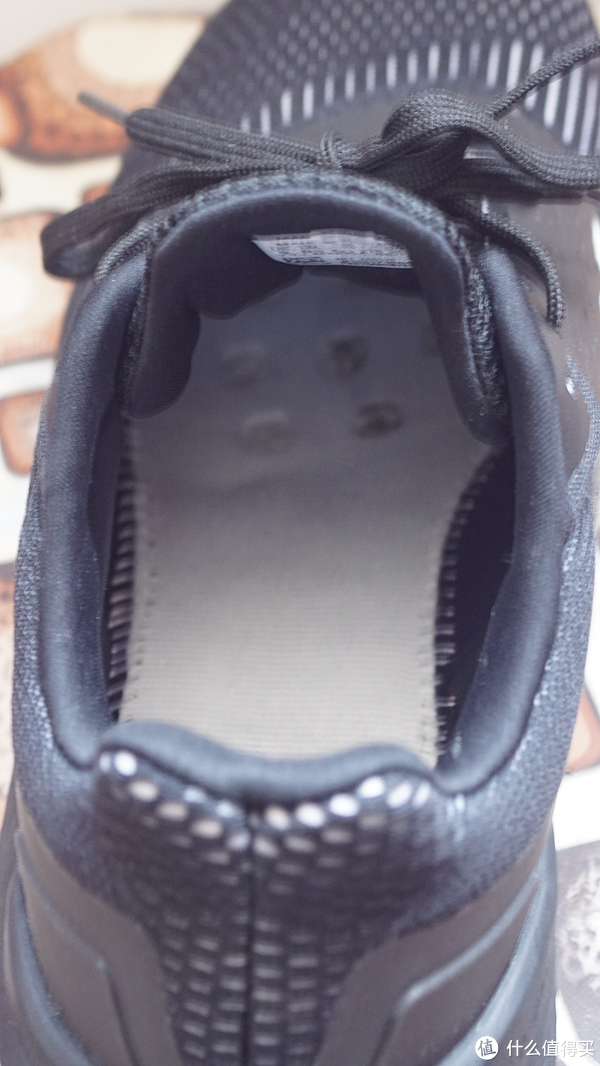 抽掉鞋垫后内部来一张，这几个圆孔不知道是什么用，或许和透气有关？内部走线还算工整细密的样子。