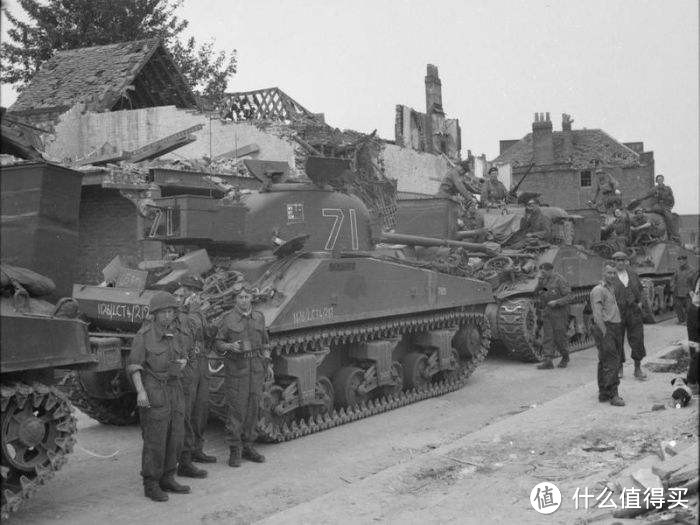 英军第13/18轻骑兵团C中队的“萤火虫”坦克等待登上坦克登陆艇，摄于1944年6月3日，英国戈斯波特。