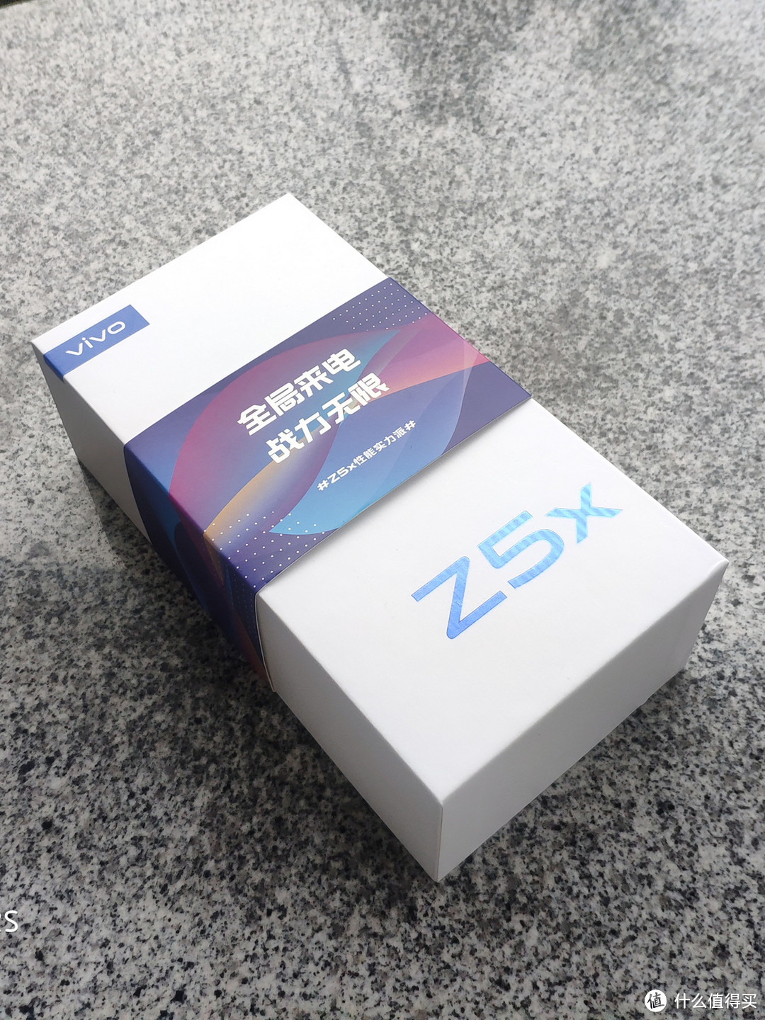 更大、更漂亮、更高性价比：vivo Z5X PK 米8SE