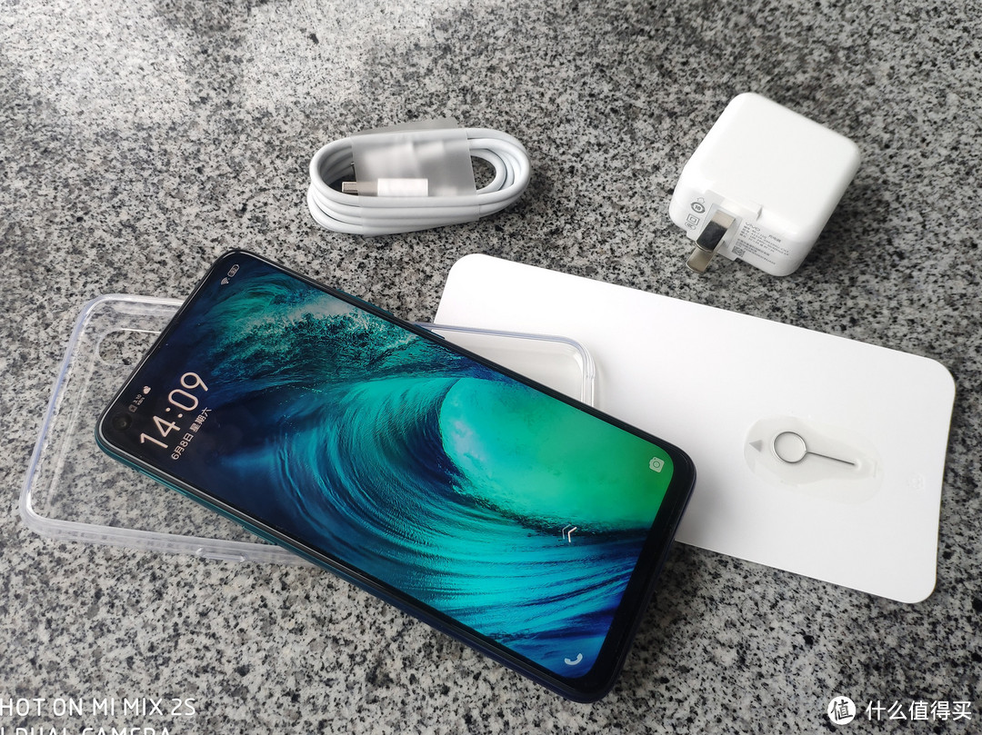 更大、更漂亮、更高性价比：vivo Z5X PK 米8SE