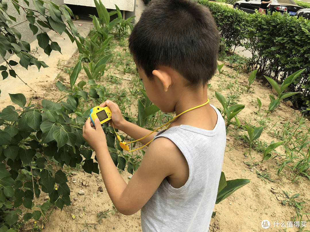 拿着C&C儿童数码相机，小伙子是这条街最帅的仔