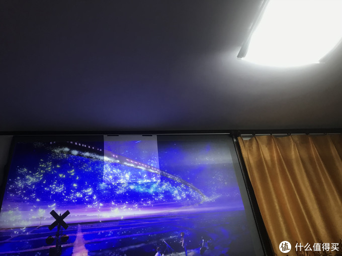 LED吸顶灯，亮度绝对够高，位置离幕布近，应该数据挺极端的测试了