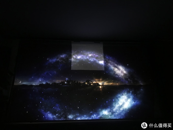 投影仪幕布评测：白玻纤 Vs  两款抗光幕布评测（白天 Vs 晚上）