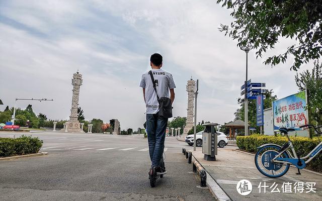 时速31km/h，最高续航30公里，还有自动巡航：雅迪电动滑板车体验