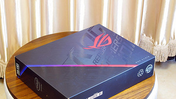 ROG 枪神Plus 英特尔酷睿i7 17.3英寸 游戏笔记本电脑外观展示(A面|出风口|机身|灯带|键盘)
