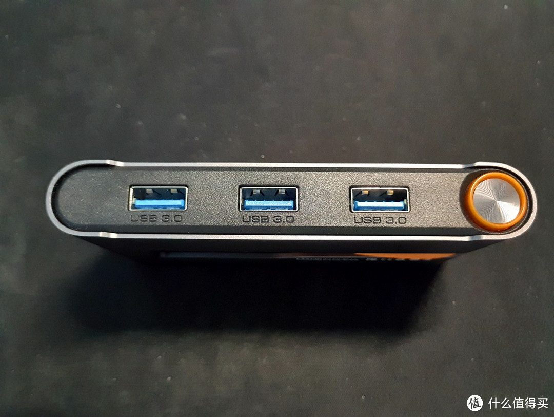 一面是3个USB3.0