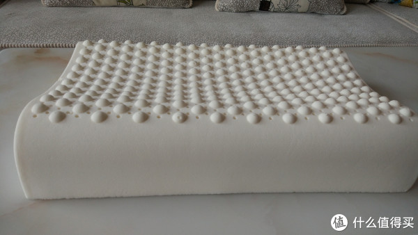 纯天然乳胶，正面有规则的半球突起，舒压按摩由此而来？