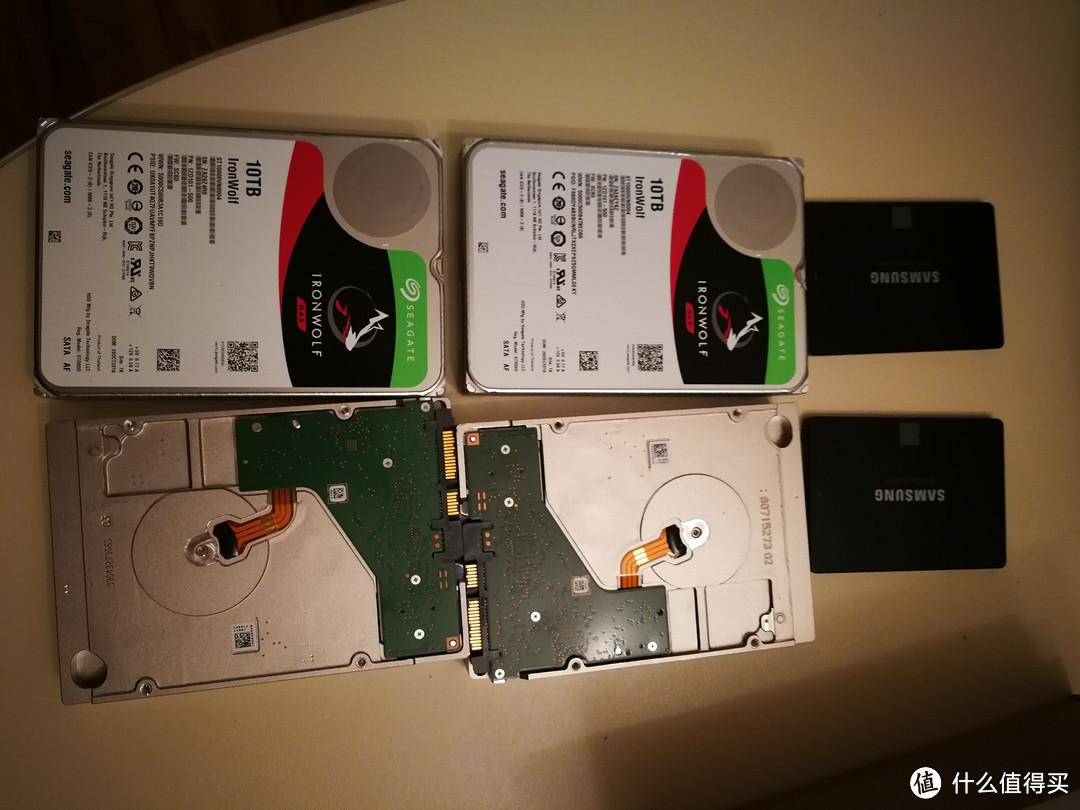 4块硬盘+2块SSD