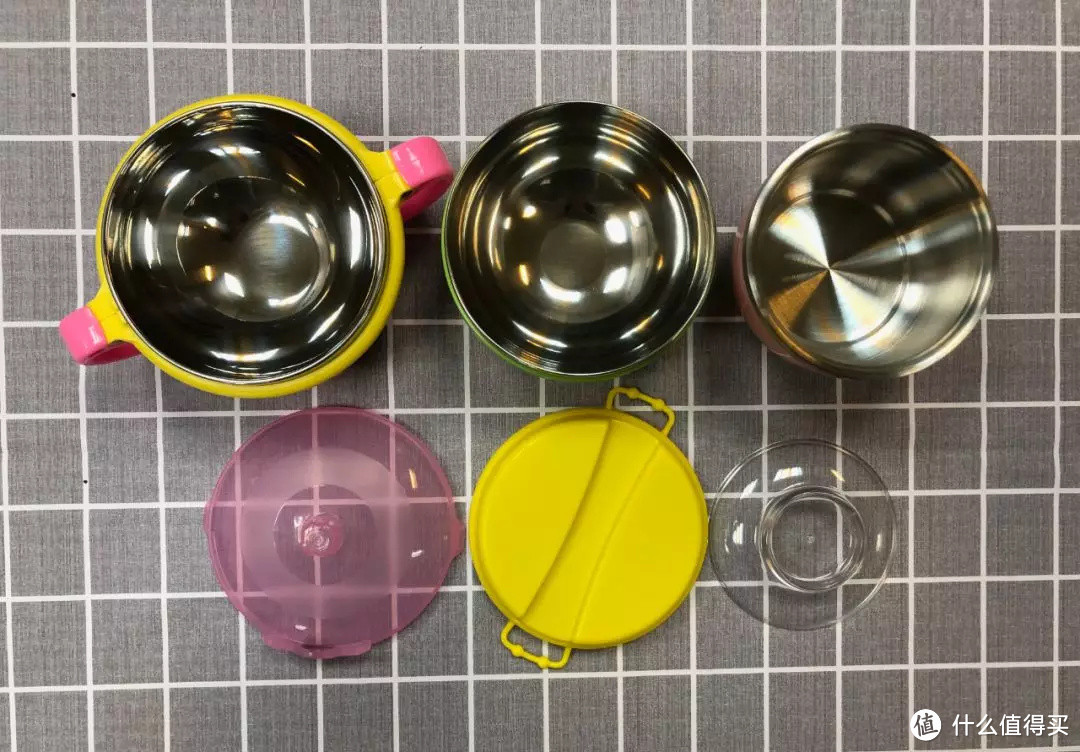 ▲左起：宝鹅、诺兴和和润唐的碗盖均没有透气孔