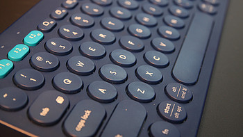 罗技 K380 蓝牙键盘外观展示(按键|脚垫|电池盖)