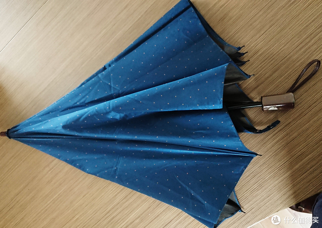 该伞为两折结构，三折伞整个都内都没货。