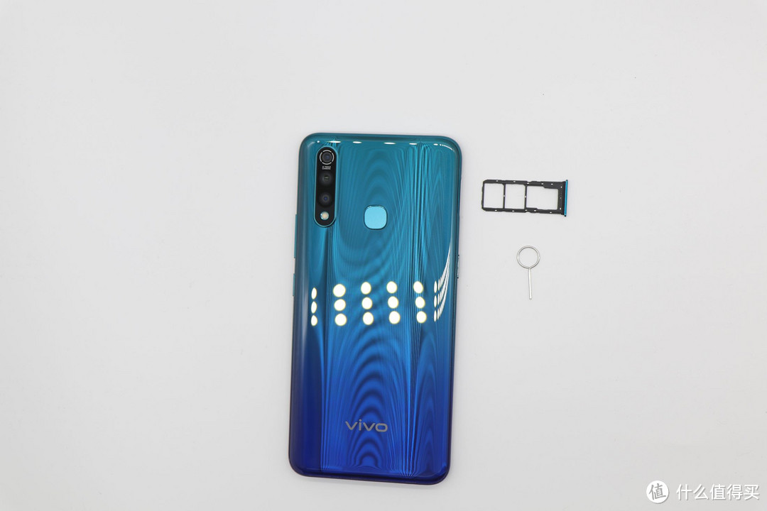 vivo Z5x极光版梦想体验：就像北极的极光在夜空中散发光芒