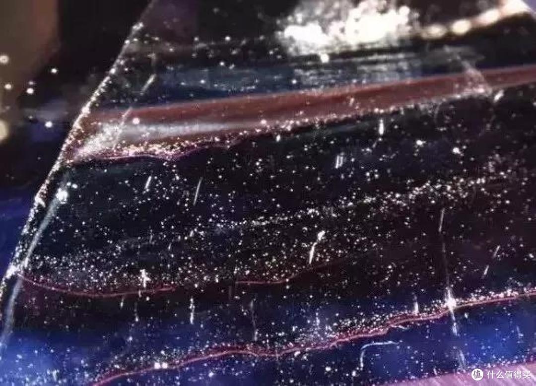 △放大观察,天然坦桑不会留有灰白粉末