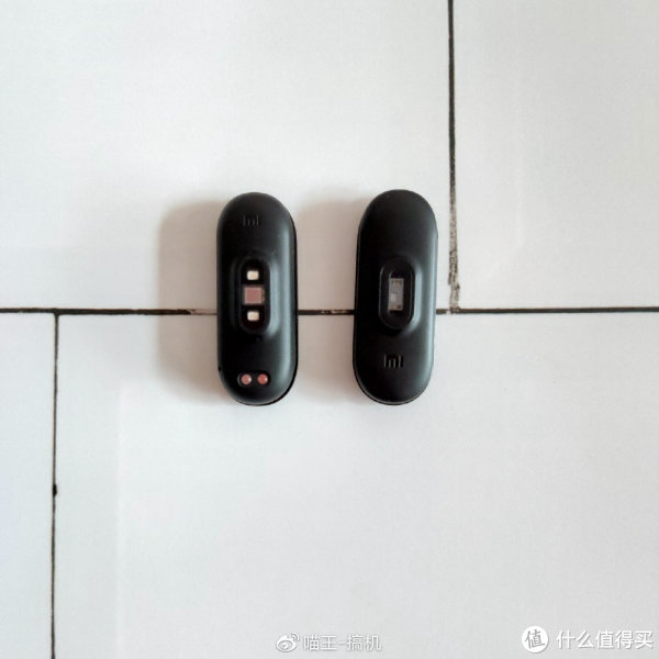 (左小米手环4、右为小米手环3)