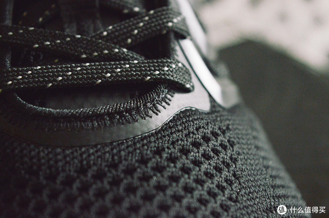 鞋面和鞋带的穿孔处是用热熔和针织结合在一起的