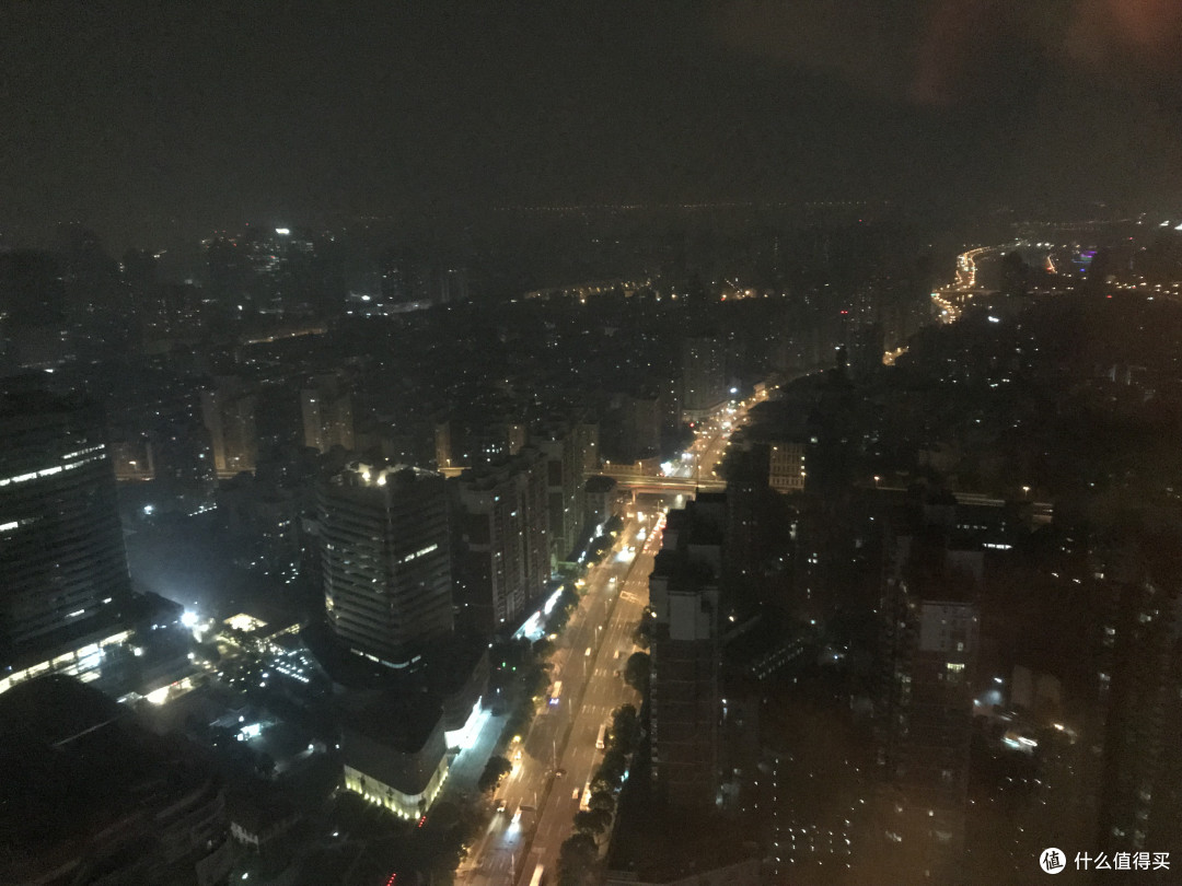 在酒店用手机拍的上海夜景..