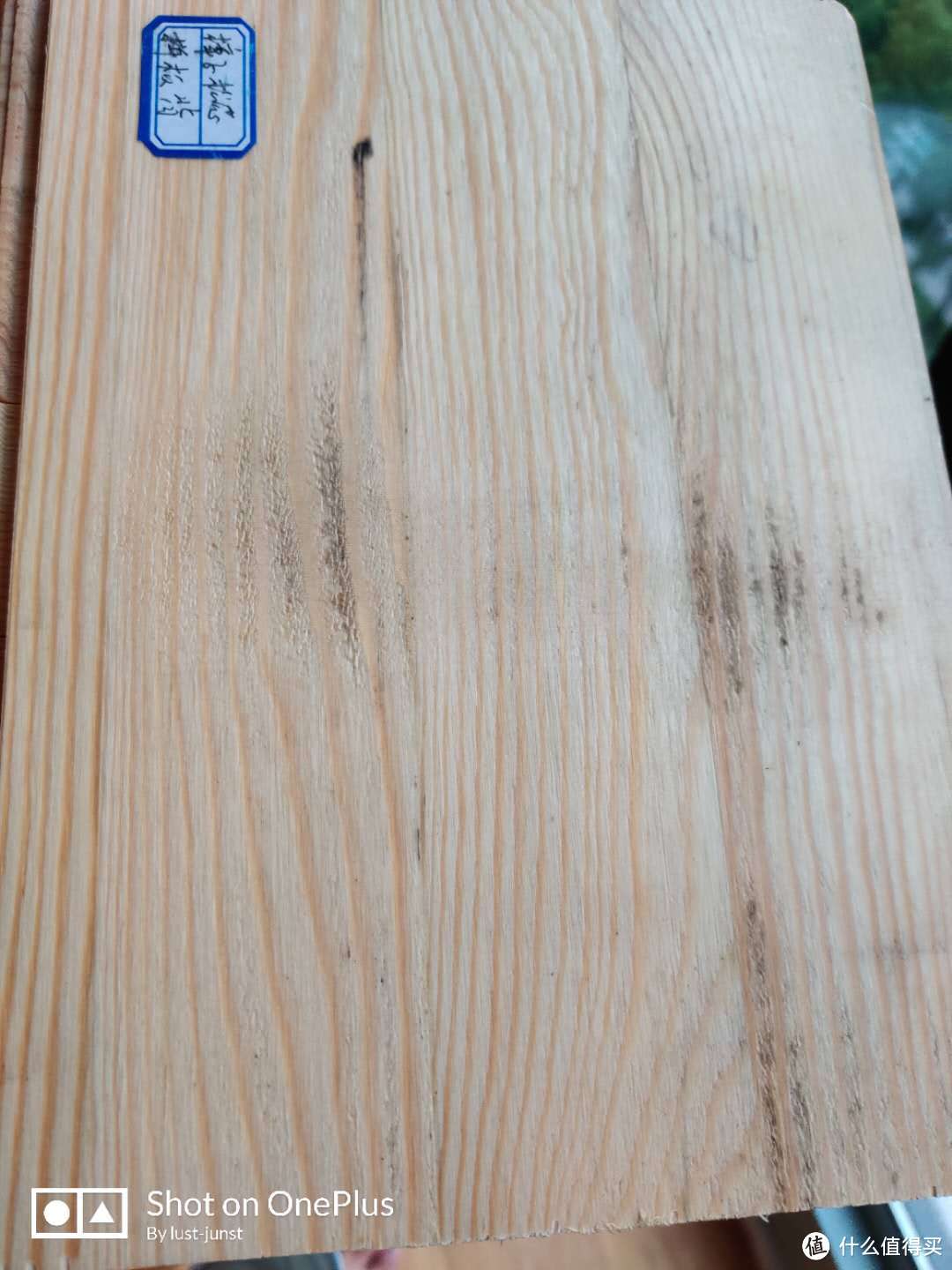 拼接背板，拼接痕迹明显，木纹不连贯