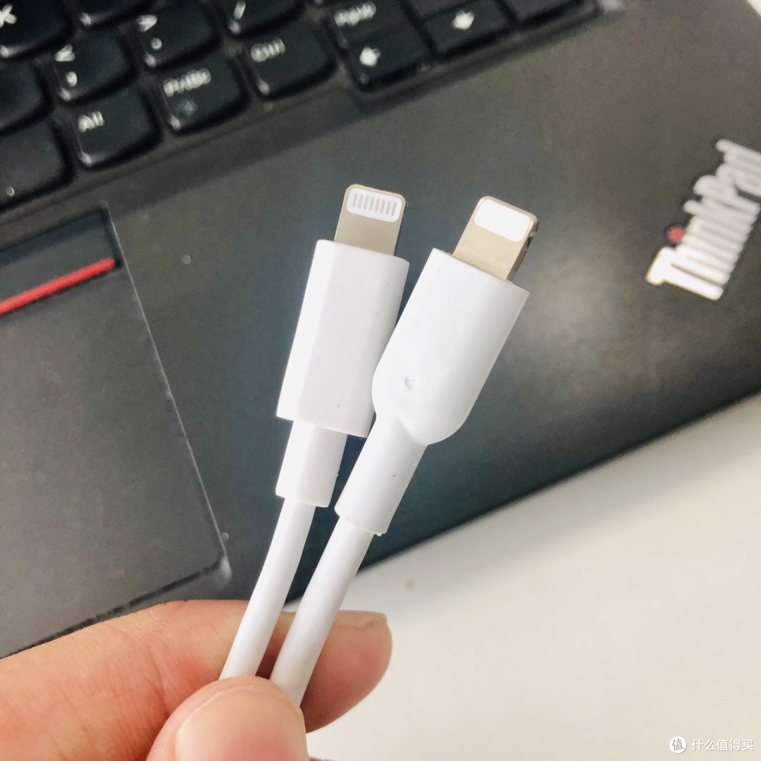 左：iSky，右：Anker，除了接口设计和做工的差异外，能明显看出Anker的线要更粗一些，毕竟是加入了凯夫拉的